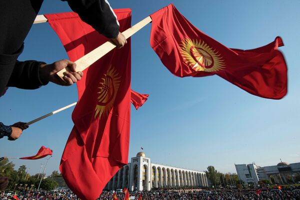 Участники акции протеста в Бишкеке Участники акции протеста в Бишкеке