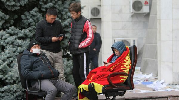Протестующие возле здания правительства в Бишкеке Протестующие возле здания правительства в Бишкеке