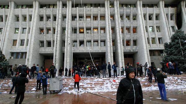 Протестующие возле здания правительства в Бишкеке Протестующие возле здания правительства в Бишкеке