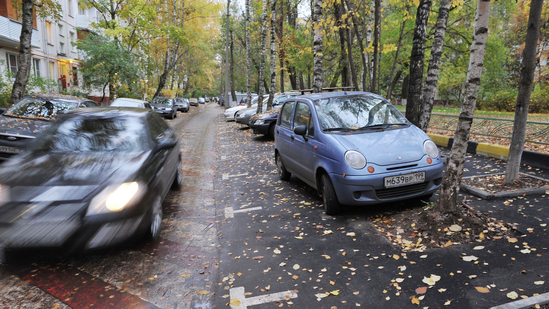Автомобильная парковка в одном из московских дворов Автомобильная парковка в одном из московских дворов - РИА Новости, 1920, 06.10.2020