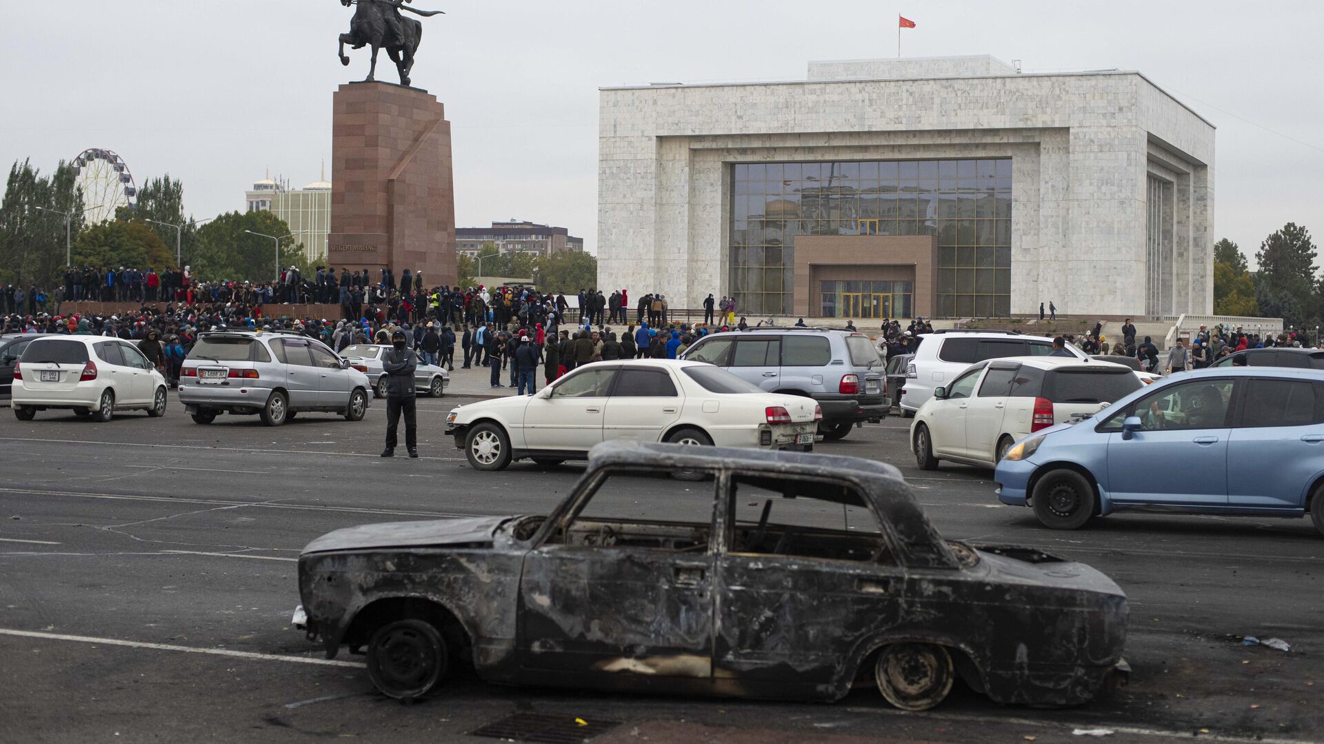 Сожженный автомобиль на центральной площади Бишкека Ала-Тоо Сожженный автомобиль на центральной площади Бишкека Ала-Тоо - РИА Новости, 1920, 21.10.2020