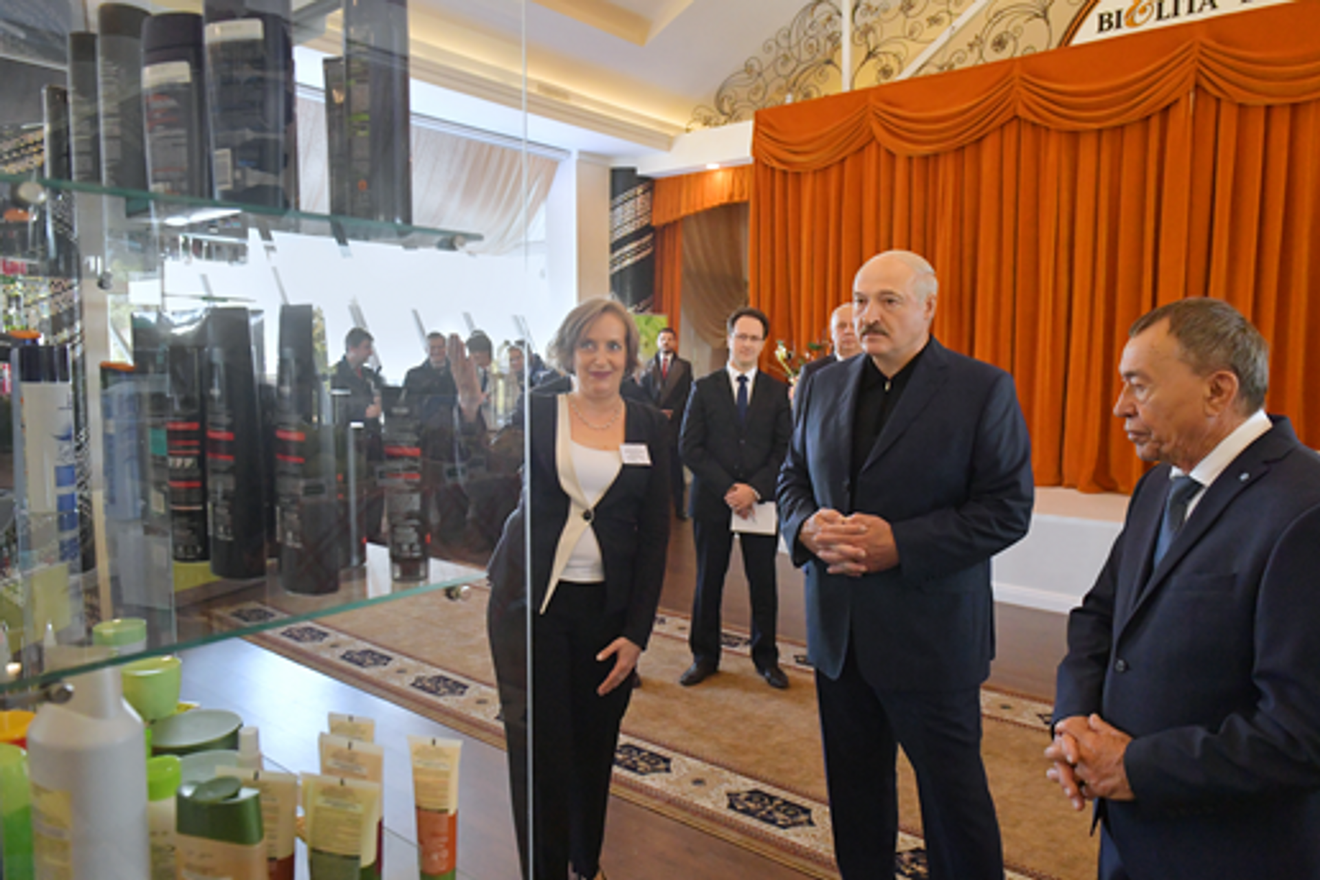 Президент Белоруссии Александр Лукашенко во время посещения предприятия ЗАО ВИТЭКС Президент Белоруссии Александр Лукашенко во время посещения предприятия ЗАО ВИТЭКС - РИА Новости, 1920, 08.10.2020