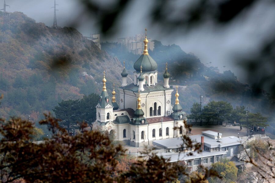 Храм Воскресения Христова над поселком Форос Храм Воскресения Христова над поселком Форос