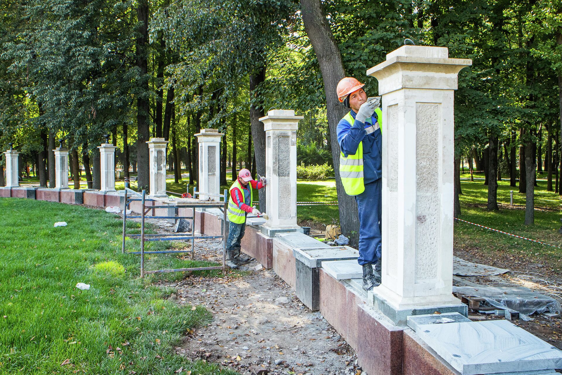 Ремонт ограды парка Северного речного вокзала в Москве Ремонт ограды парка Северного речного вокзала в Москве - РИА Новости, 1920, 14.10.2020