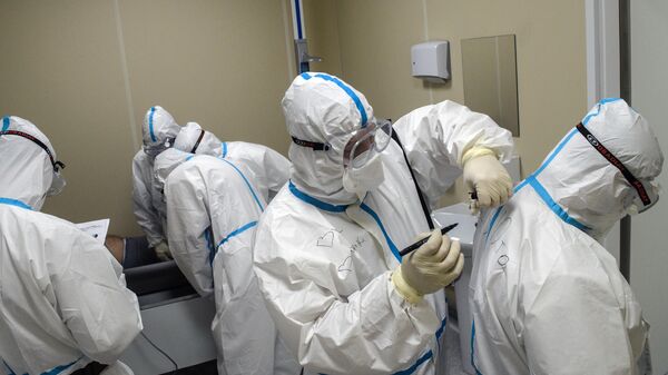 Медицинские работники во временном госпитале для пациентов с COVID-19 в ледовом дворце Крылатское Медицинские работники во временном госпитале для пациентов с COVID-19 в ледовом дворце Крылатское