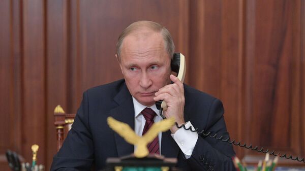 Президент РФ Владимир Путин во время телефонного разговора Президент РФ Владимир Путин во время телефонного разговора