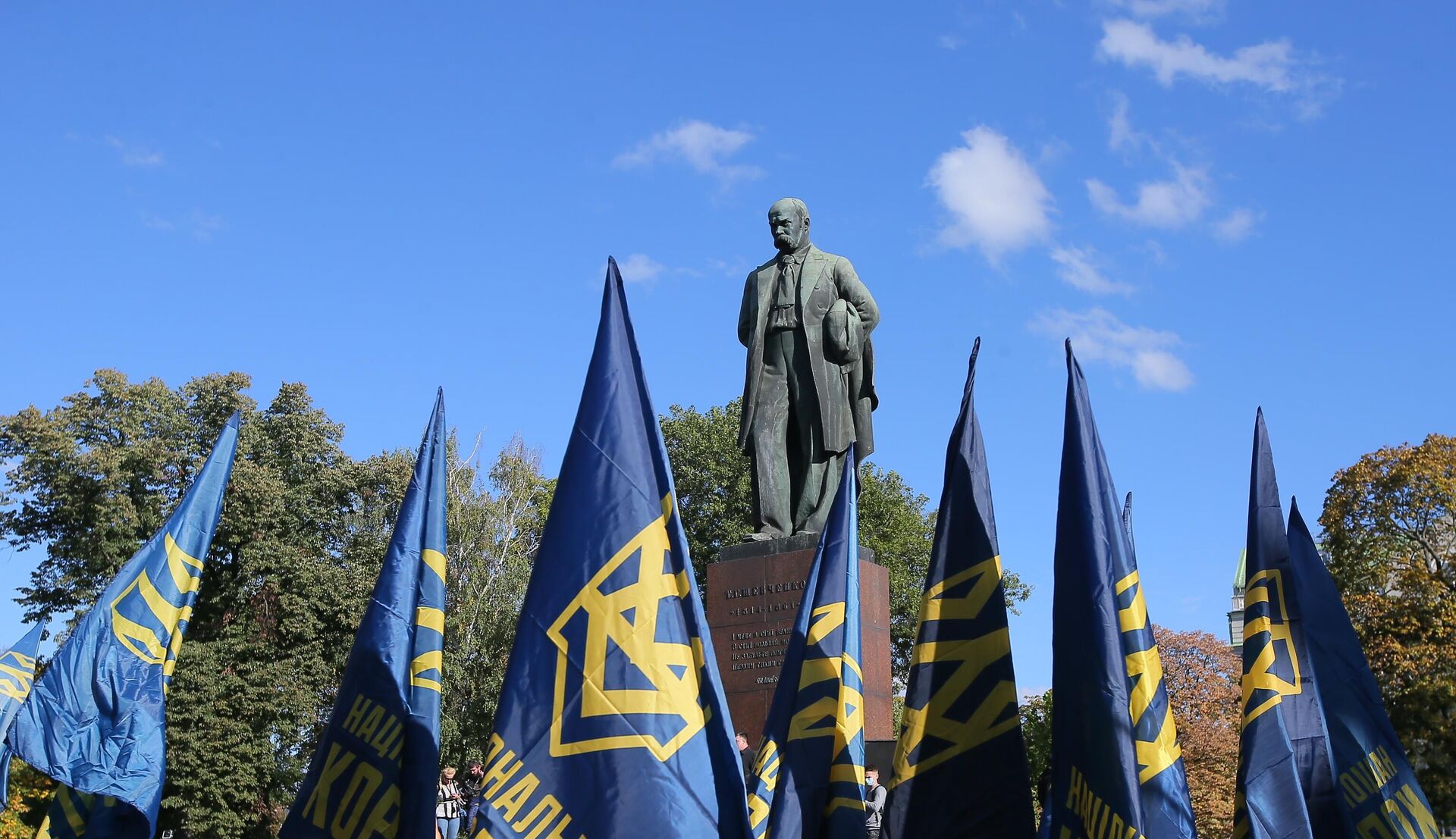 Участники марша националистов у памятника Тарасу Шевченко в Киеве Участники марша националистов у памятника Тарасу Шевченко в Киеве - РИА Новости, 1920, 22.04.2021