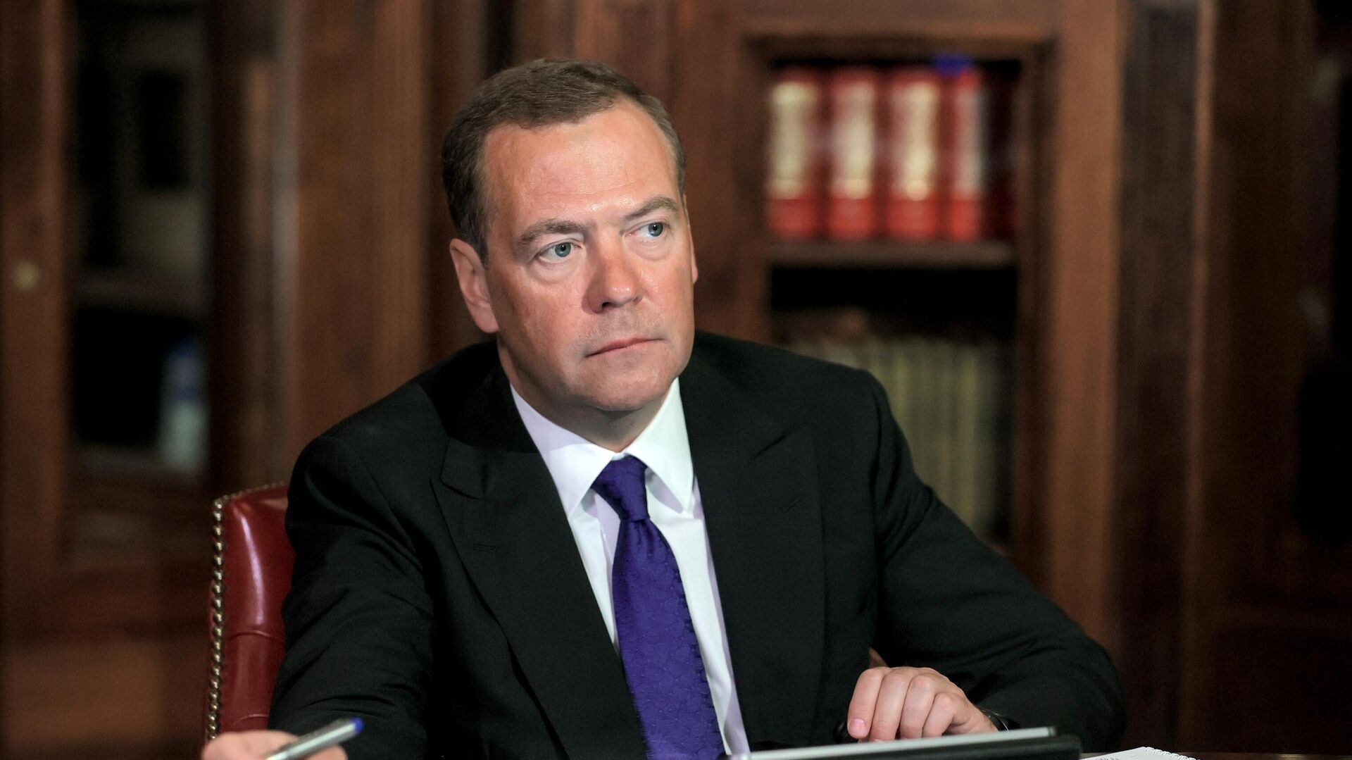 Медведев призвал законодательно закрепить понятие самозанятых
