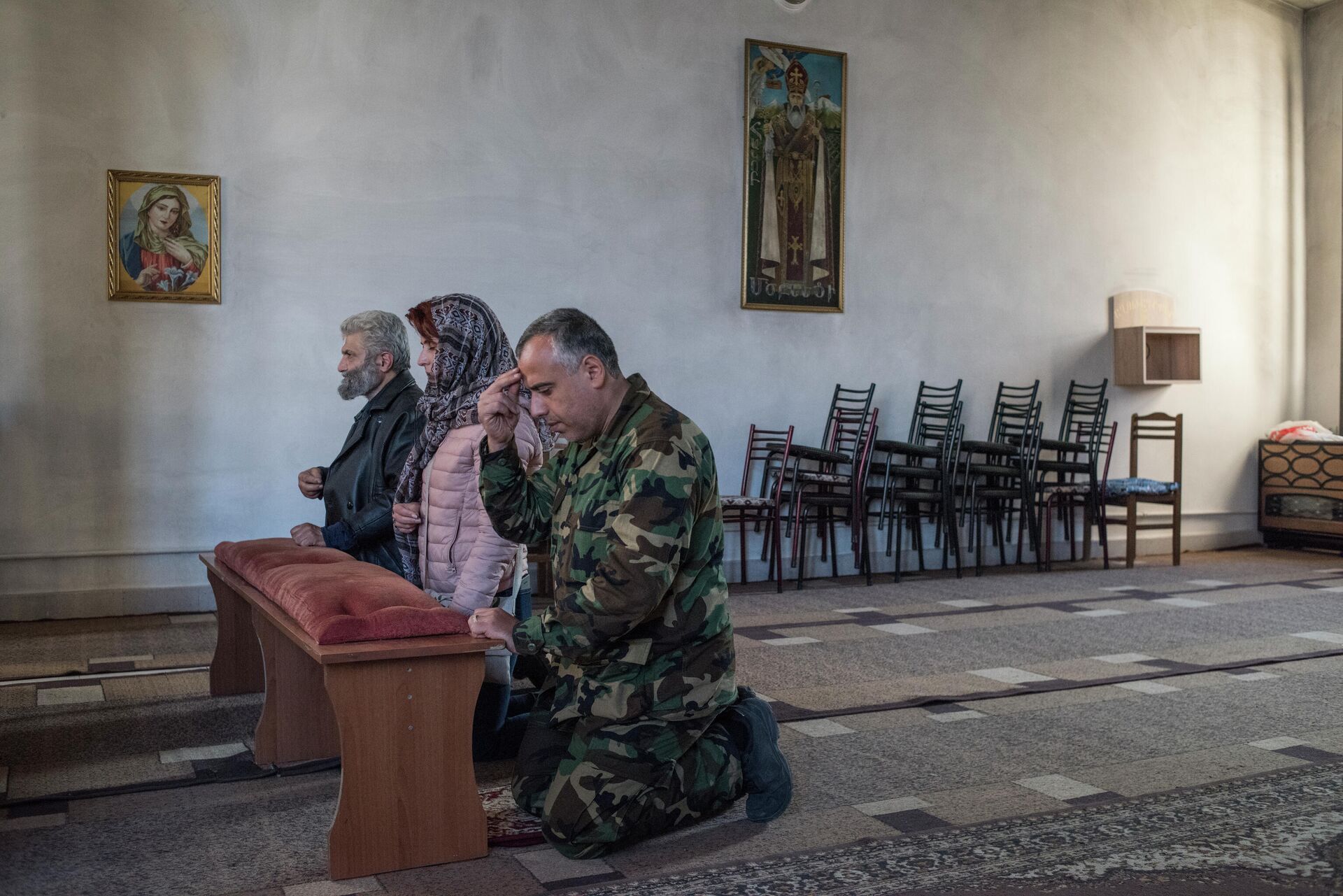 Люди молятся в храме в Степанакерте Люди молятся в храме в Степанакерте - РИА Новости, 1920, 19.10.2020