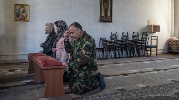 Люди молятся в храме в Степанакерте Люди молятся в храме в Степанакерте