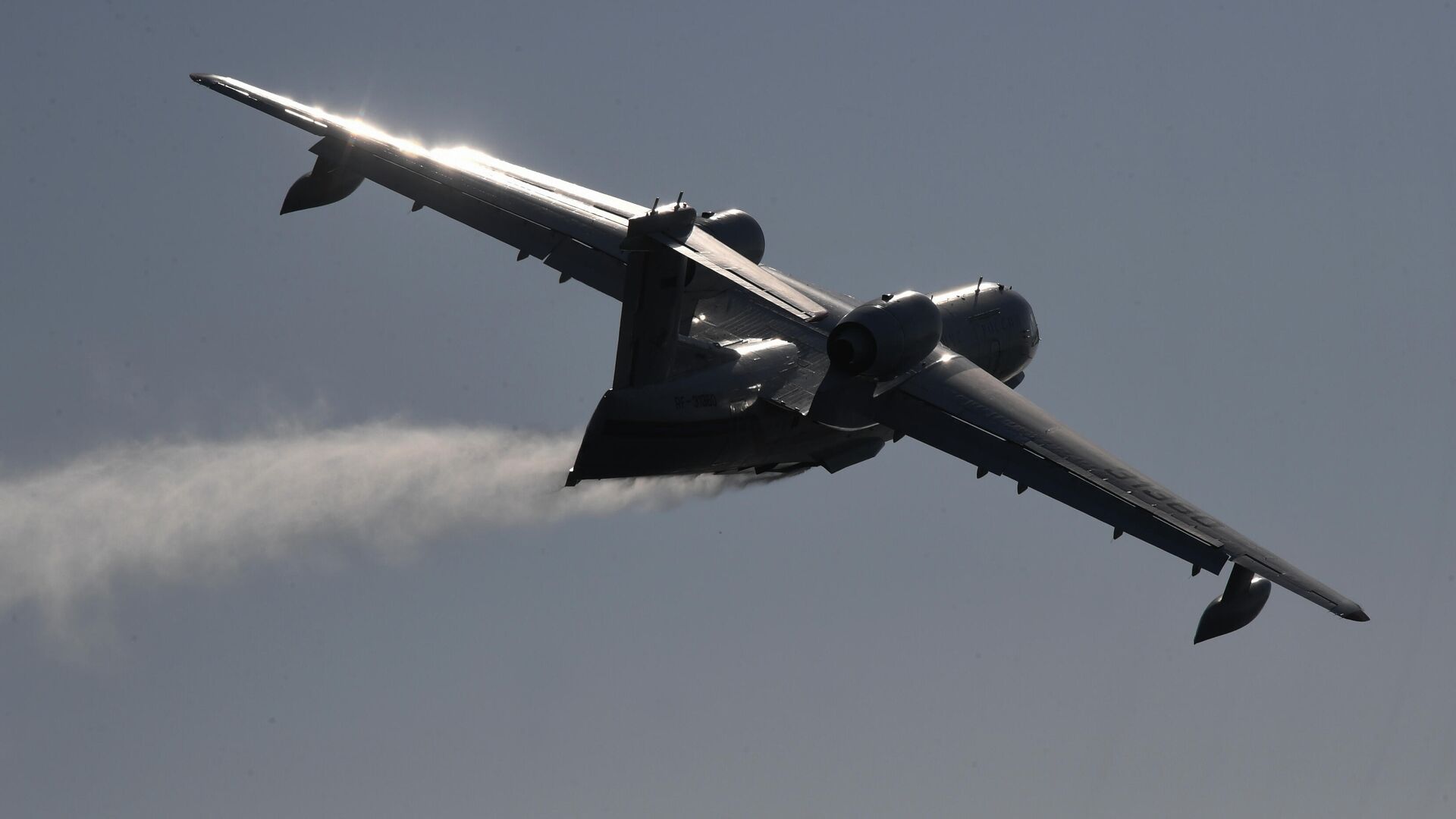 Российские самолеты Бе-200 тушат лесные пожары на юге Турции