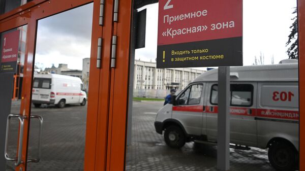 В Москве за сутки госпитализировали 1215    человек с COVID-19