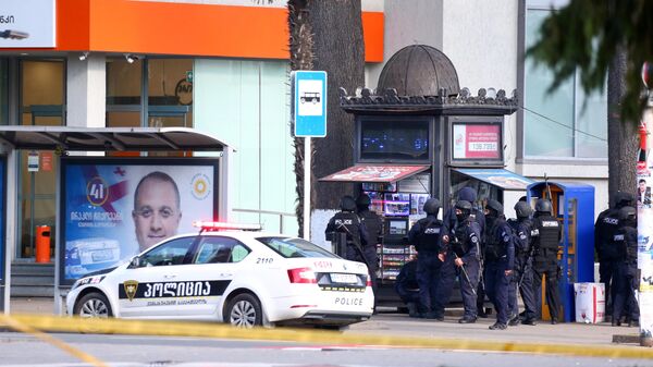 Полицейские возле филиала Банка Грузии в центре Зугдиди, где вооруженный мужчина захватил заложников Полицейские возле филиала Банка Грузии в центре Зугдиди, где вооруженный мужчина захватил заложников
