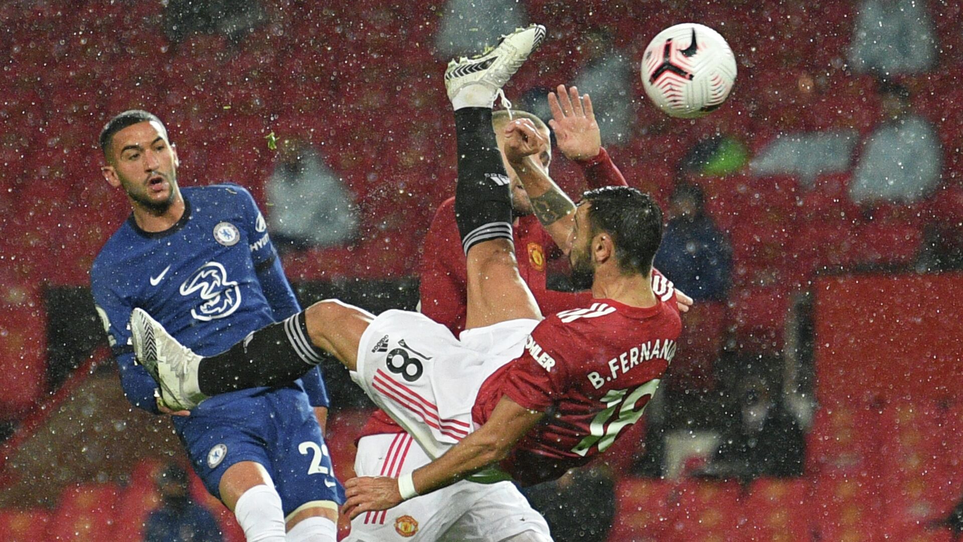 Manchester United's Portuguese midfielder Bruno Fernandes tries an overhead shot during the English Premier League football match between Manchester United and Chelsea at Old Trafford in Manchester, north west England, on October 24, 2020. (Photo by Oli SCARFF / POOL / AFP) / RESTRICTED TO EDITORIAL USE. No use with unauthorized audio, video, data, fixture lists, club/league logos or 'live' services. Online in-match use limited to 120 images. An additional 40 images may be used in extra time. No video emulation. Social media in-match use limited to 120 images. An additional 40 images may be used in extra time. No use in betting publications, games or single club/league/player publications. / Manchester United's Portuguese midfielder Bruno Fernandes tries an overhead shot during the English Premier League football match between Manchester United and Chelsea at Old Trafford in Manchester, north west England, on October 24, 2020. (Photo by Oli SCARFF / POOL / AFP) / RESTRICTED TO EDITORIAL USE. No use with unauthorized audio, video, data, fixture lists, club/league logos or 'live' services. Online in-match use limited to 120 images. An additional 40 images may be used in extra time. No video emulation. Social media in-match use limited to 120 images. An additional 40 images may be used in extra time. No use in betting publications, games or single club/league/player publications. / - РИА Новости, 1920, 24.10.2020