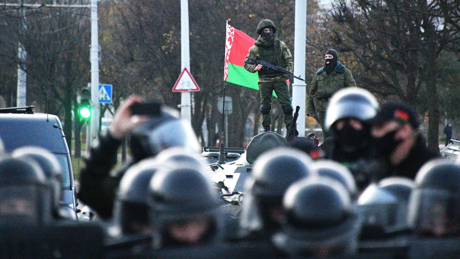 Сотрудники милиции во время акции протеста оппозиции Народный ультиматум в Минске Сотрудники милиции во время акции протеста оппозиции Народный ультиматум в Минске - РИА Новости, 1920, 27.10.2020