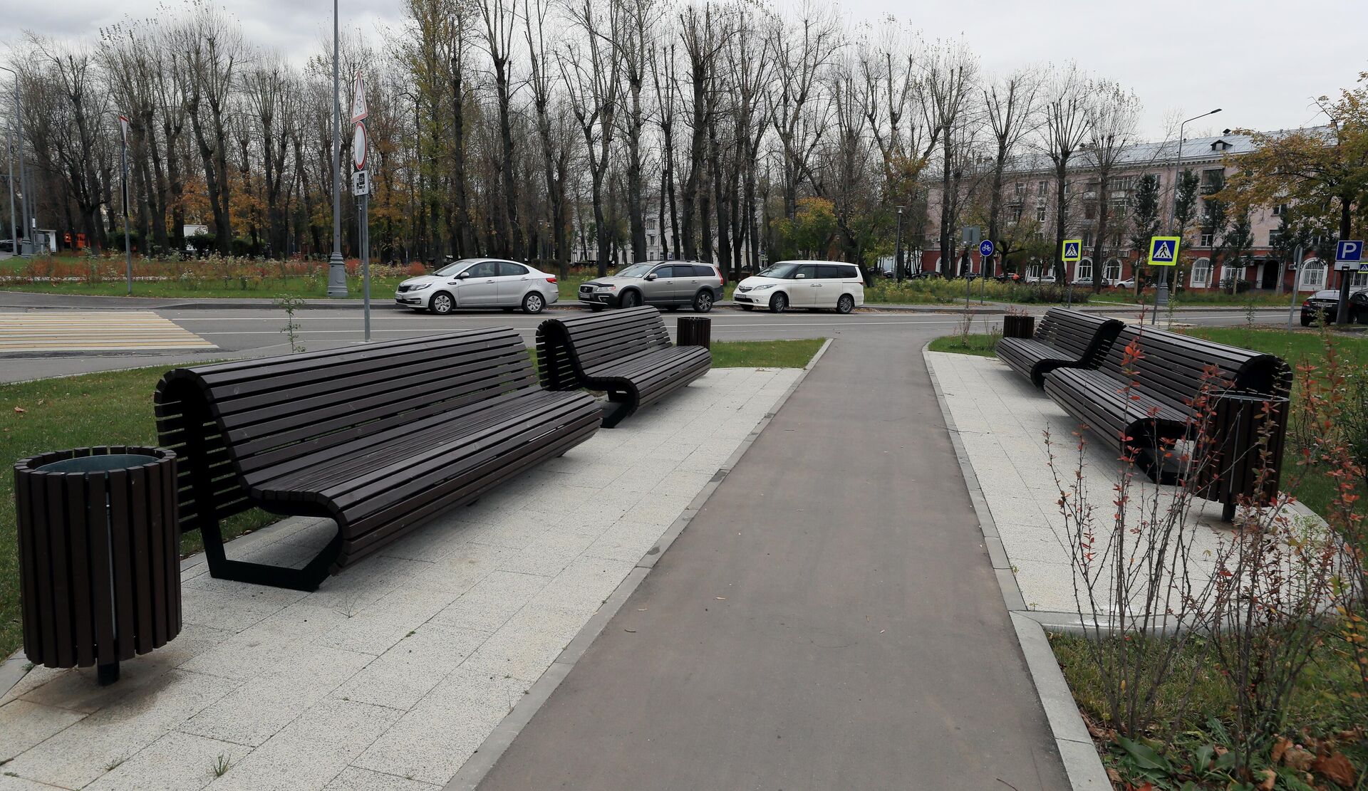 Лавочки в сквере в районе Капотня в Москве Лавочки в сквере в районе Капотня в Москве - РИА Новости, 1920, 26.10.2020