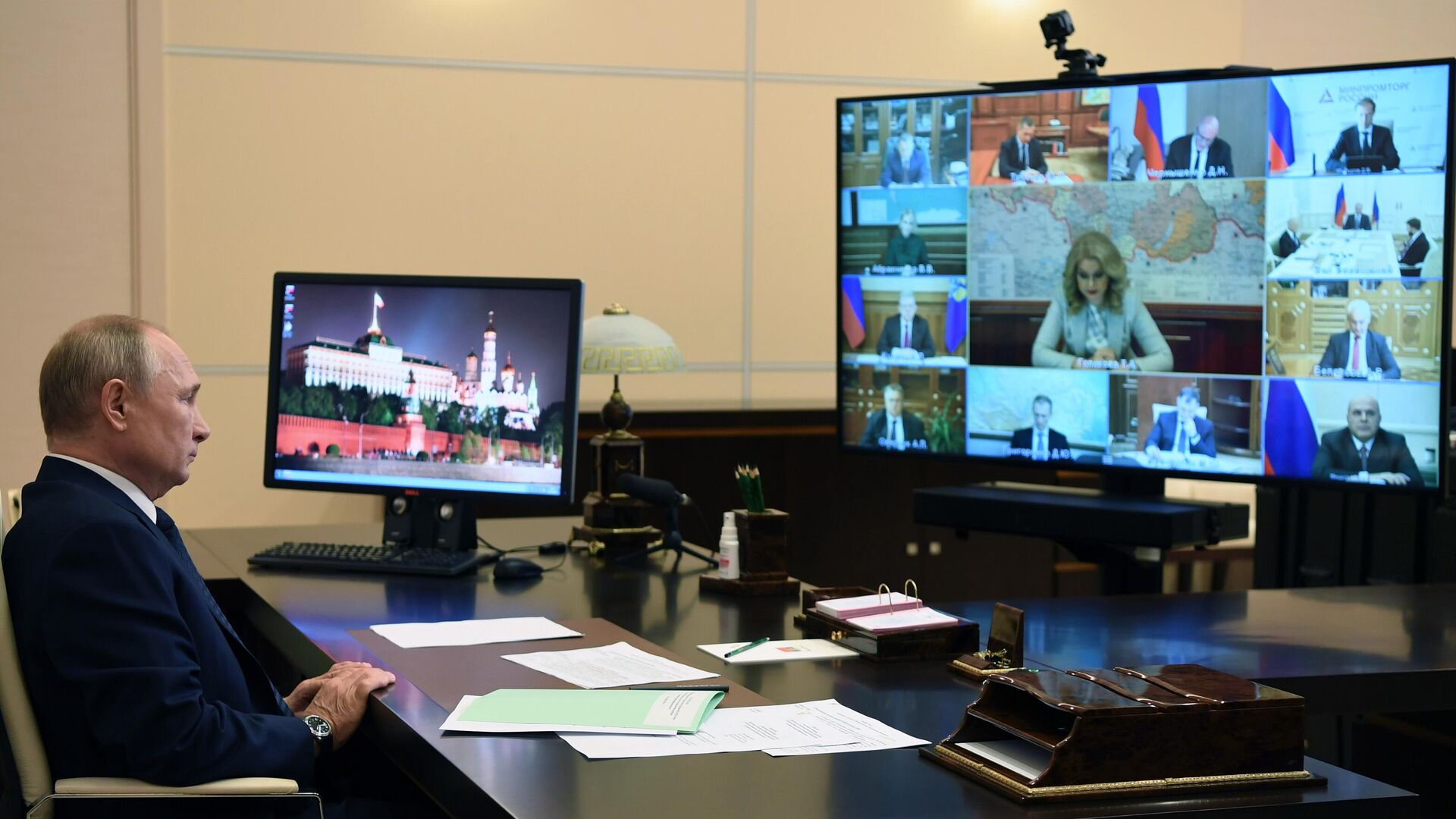 Russian President Vladimir Putin is holding a meeting with members of the Russian government via video conference Russian President Vladimir Putin is holding a meeting with members of the Russian government via video conference - RIA Novosti, 1920, 28.10.