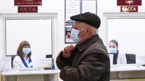 Пожилой мужчина в офисе управляющей компании в Новосибирске оплачивает услуги ЖКХ Пожилой мужчина в офисе управляющей компании в Новосибирске оплачивает услуги ЖКХ