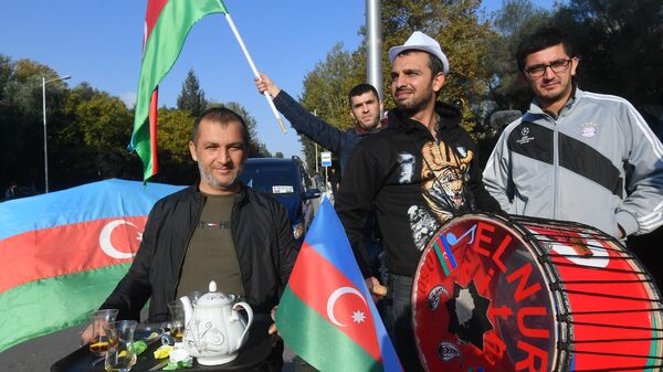 Люди на улицах Менгечивира радуются прекращению огня в Нагорном Карабахе Люди на улицах Менгечивира радуются прекращению огня в Нагорном Карабахе