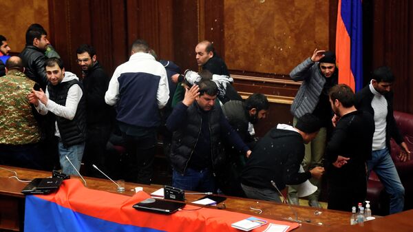 Участники акции протеста в одном из залов в здании парламента Армении в Ереване Участники акции протеста в одном из залов в здании парламента Армении в Ереване