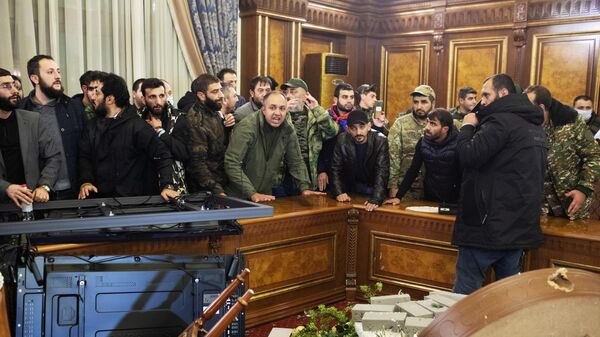 Участники акции протеста в одном из залов парламента Армении в Ереване Участники акции протеста в одном из залов парламента Армении в Ереване