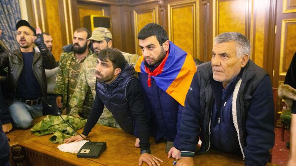 Участники акции протеста в одном из залов в здании парламента Армении в Ереване Участники акции протеста в одном из залов в здании парламента Армении в Ереване