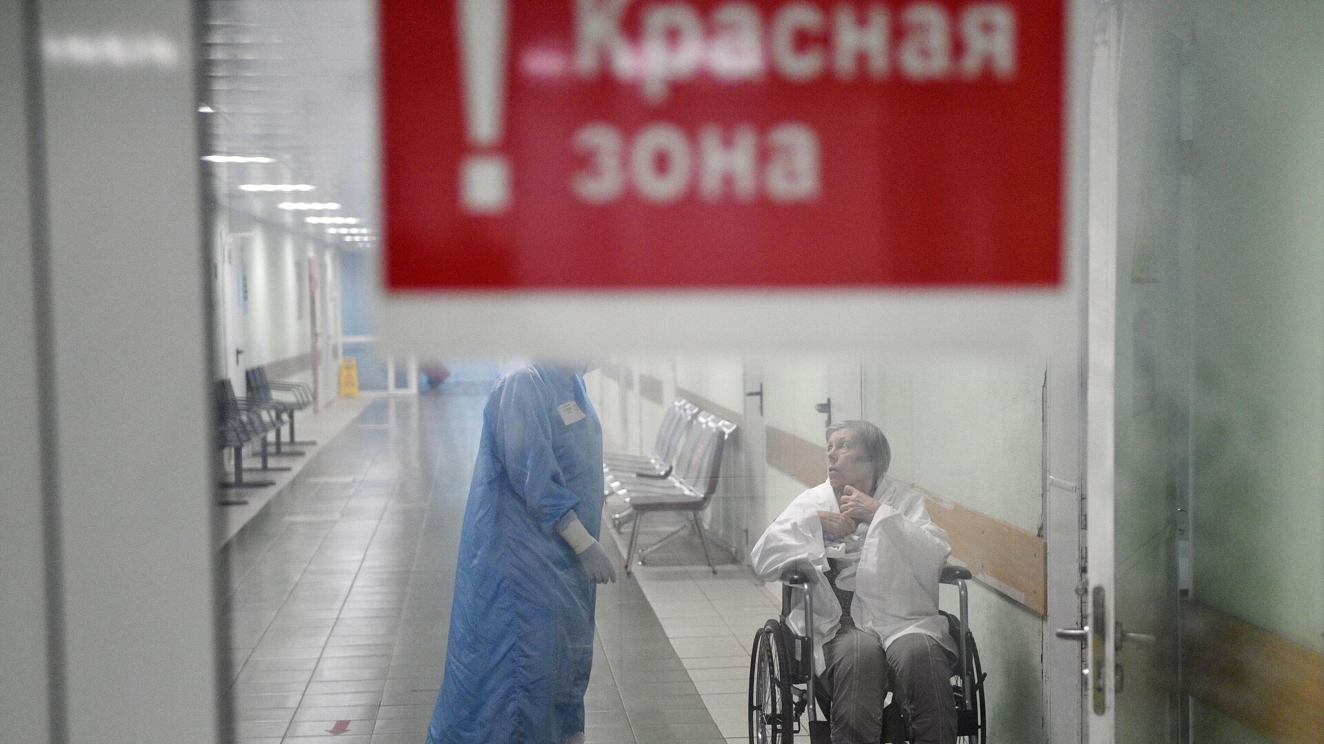 Медицинский работник и пациент в красной зоне ковид-госпиталя, организованного в городской клинической больнице №15 имени О. М. Филатова в Москве Медицинский работник и пациент в красной зоне ковид-госпиталя, организованного в городской клинической больнице №15 имени О. М. Филатова в Москве - РИА Новости, 1920, 10.11.2020