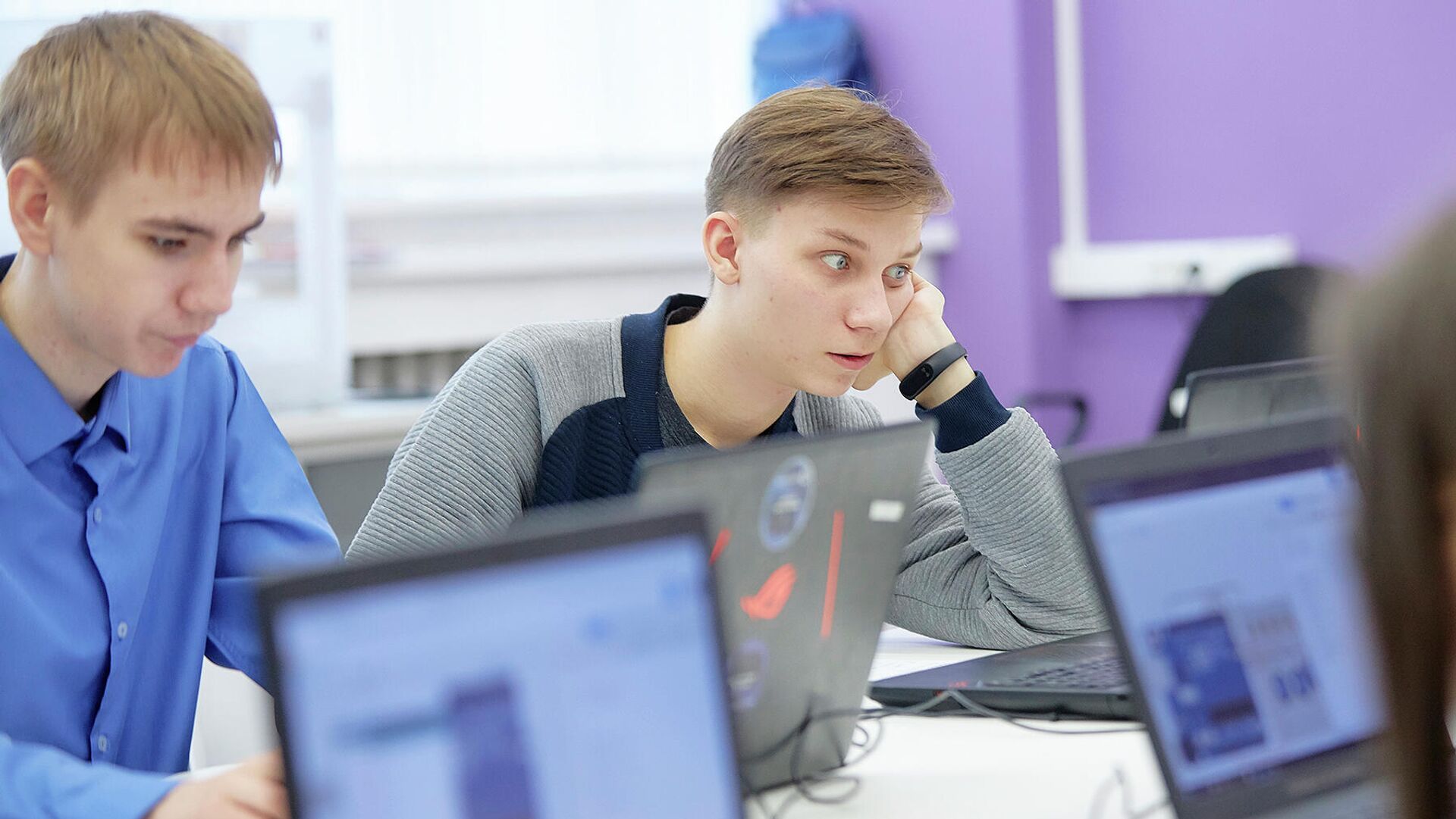 Школьники во время работы за компьютером Школьники во время работы за компьютером - РИА Новости, 1920, 26.11.2020