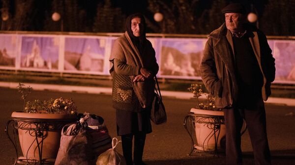 Беженцы из Нагорного Карабаха, вернувшиеся в Степанакерт из Еревана Беженцы из Нагорного Карабаха, вернувшиеся в Степанакерт из Еревана
