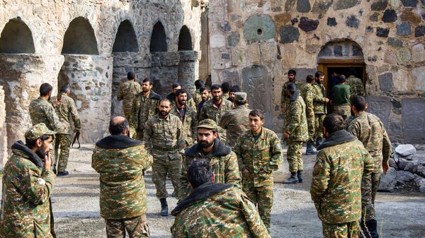 Военнослужащие на территории монастырского комплекса Дадиванк в Нагорном Карабахе Военнослужащие на территории монастырского комплекса Дадиванк в Нагорном Карабахе