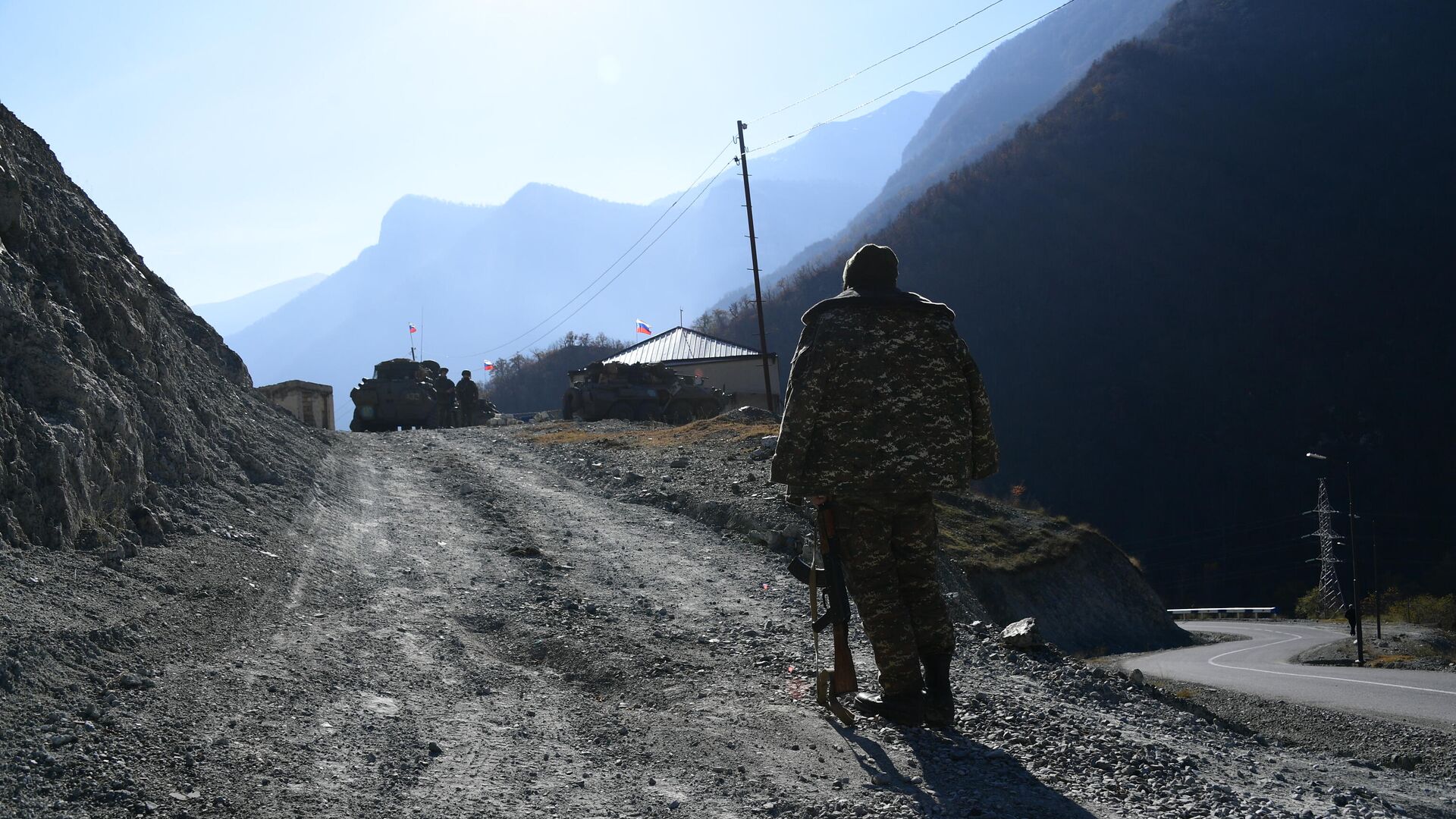 Вооруженный мужчина у базы российских миротворцев в Нагорном Карабахе Вооруженный мужчина у базы российских миротворцев в Нагорном Карабахе - РИА Новости, 1920, 21.11.2020