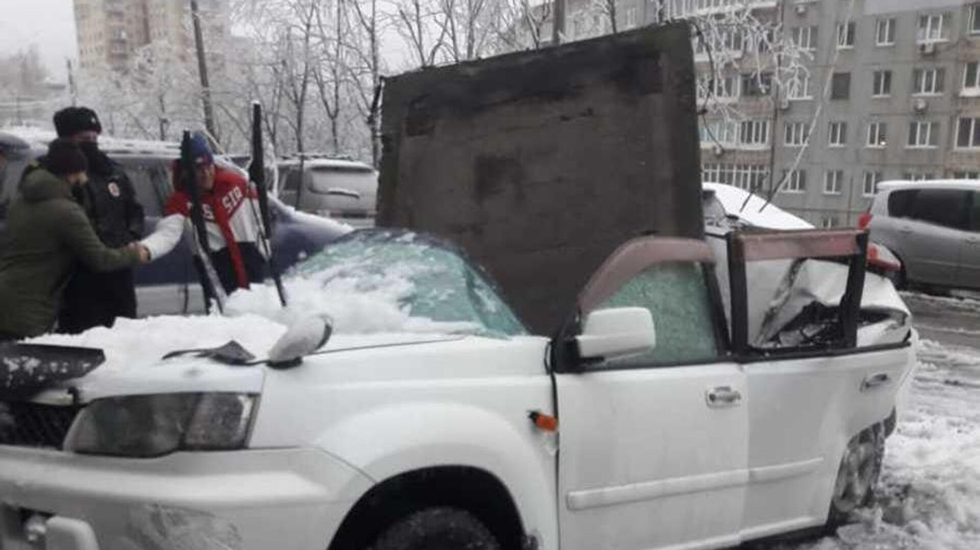 Прокуратура назвала причину падения плиты на машину во Владивостоке
