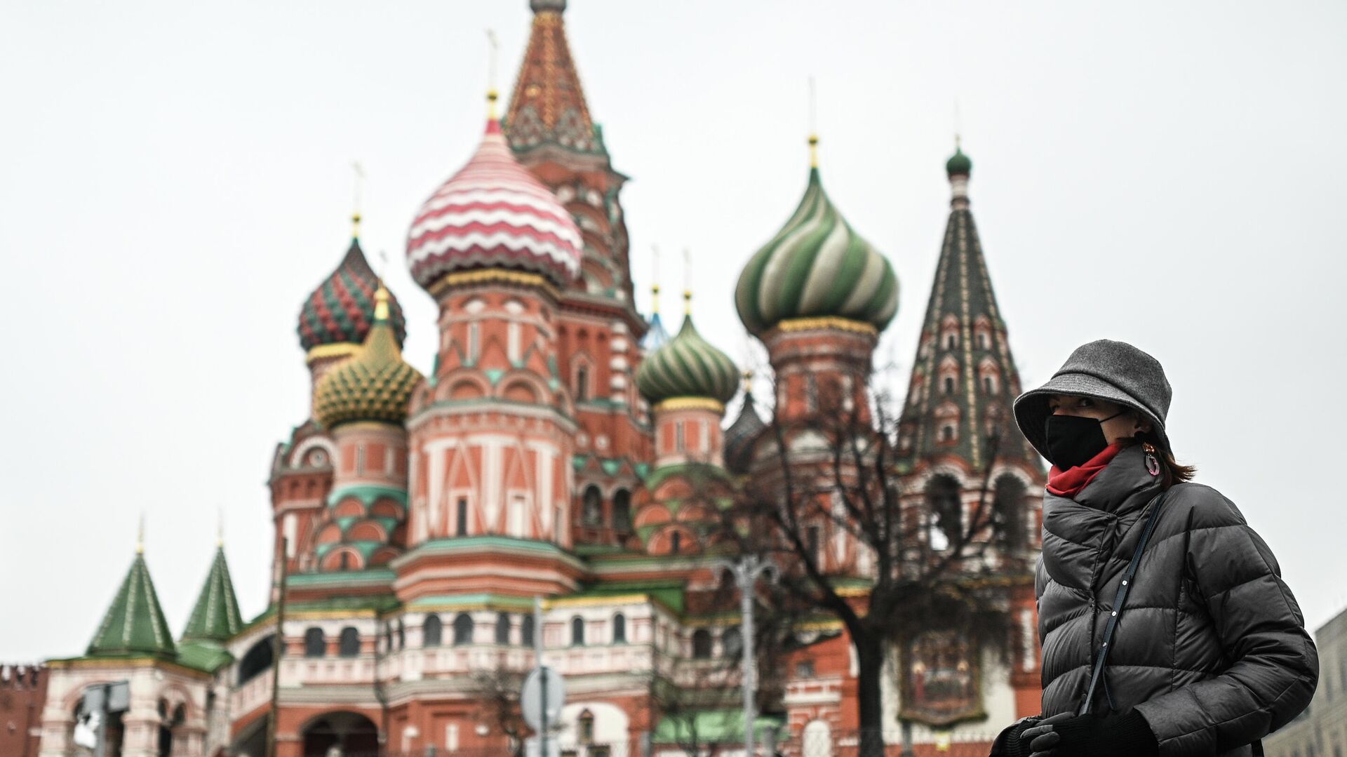 Женщина в защитной маске в Москве Женщина в защитной маске в Москве - РИА Новости, 1920, 26.11.2020