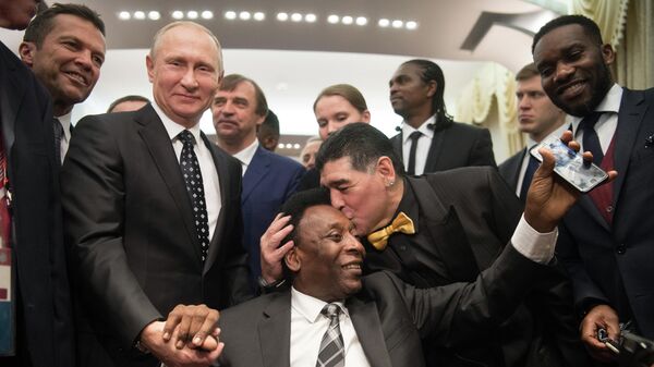 Президент РФ Владимир Путин, бразильский футболист Пеле и аргентинский футболист Диего Марадона (слева направо) Президент РФ Владимир Путин, бразильский футболист Пеле и аргентинский футболист Диего Марадона (слева направо)