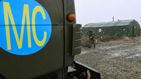 Российский военнослужащий на территории мобильного полевого госпиталя неподалеку от Степанакерта Российский военнослужащий на территории мобильного полевого госпиталя неподалеку от Степанакерта