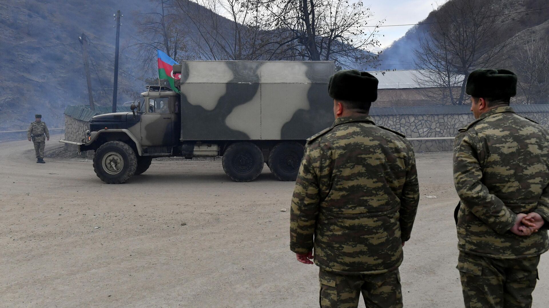 Колонна с азербайджанскими военными в Кельбаджарском районе Колонна с азербайджанскими военными в Кельбаджарском районе - РИА Новости, 1920, 30.11.2020