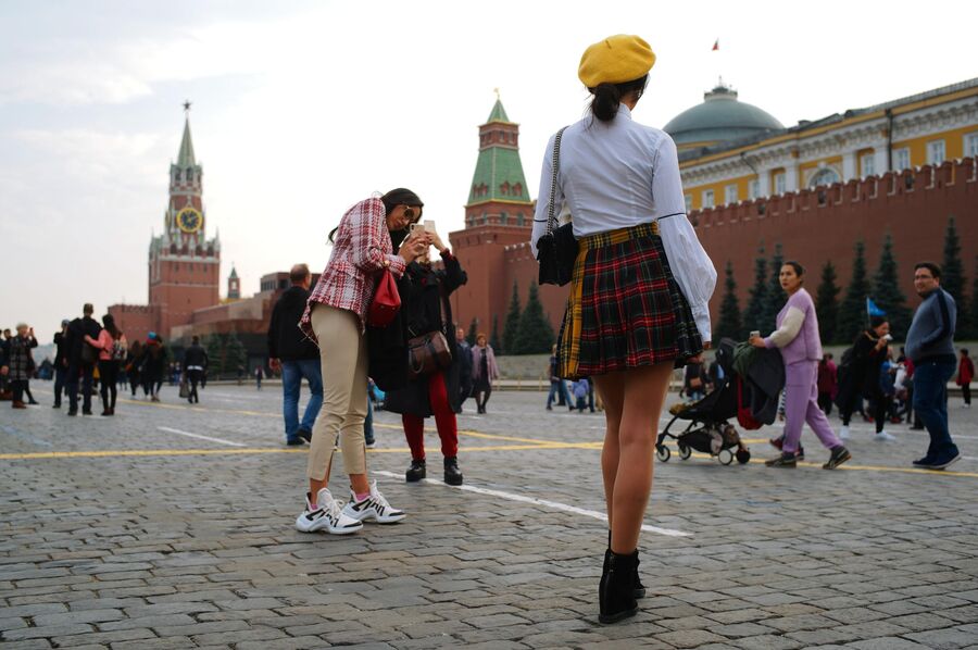 Иностранные туристки фотографируются на Красной площади в Москве Иностранные туристки фотографируются на Красной площади в Москве