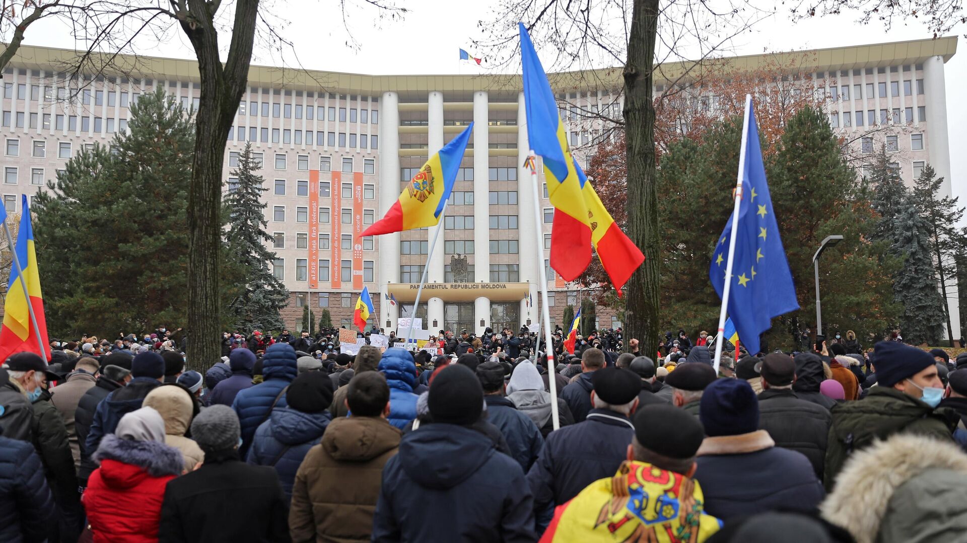 Участники акции сторонников избранного президента Молдавии Майи Санду у здания парламента в Кишиневе Участники акции сторонников избранного президента Молдавии Майи Санду у здания парламента в Кишиневе - РИА Новости, 1920, 03.12.2020