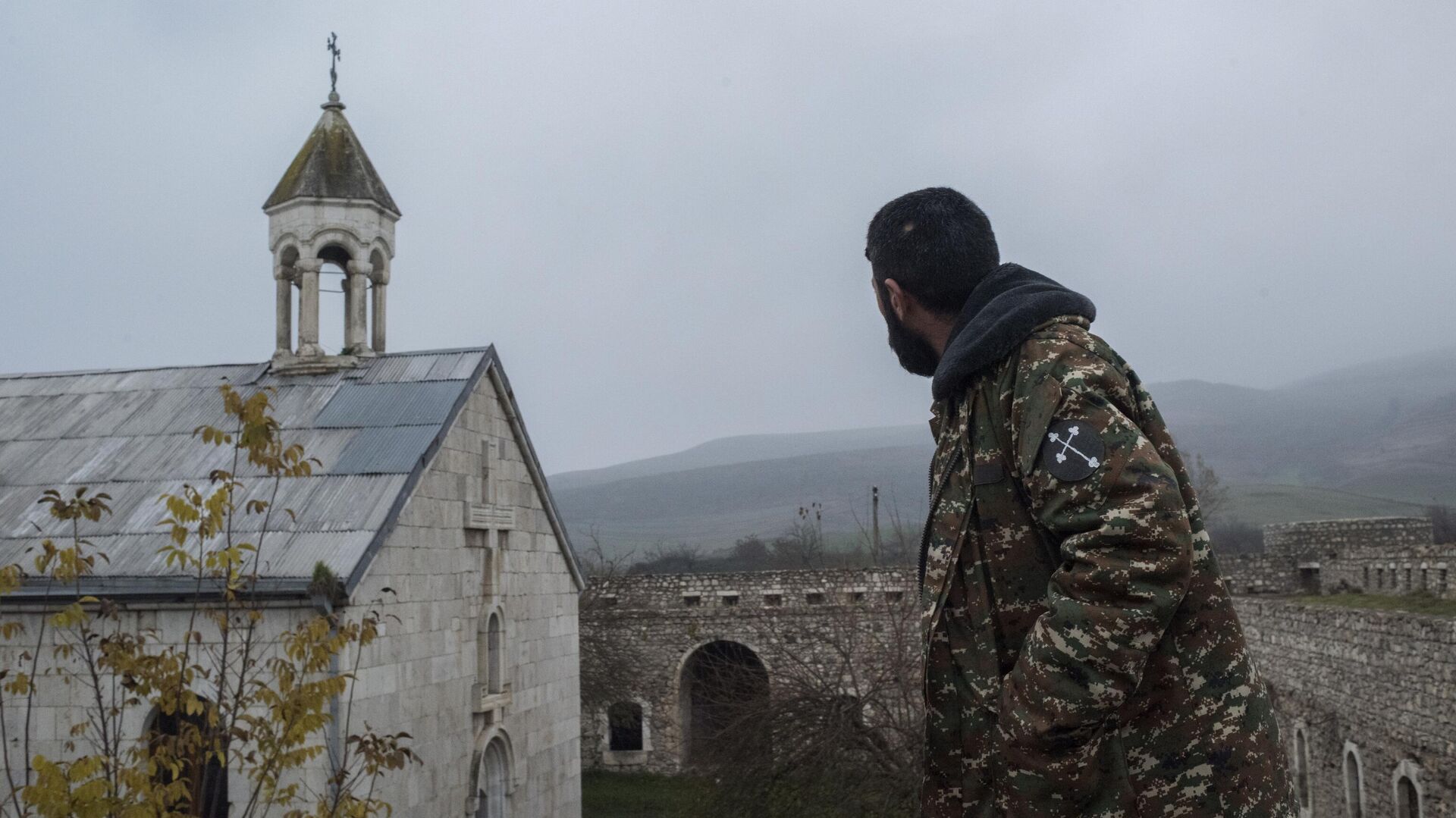Мужчина возле монастыря Амарас в селе Мачкалашен Мартунинского района в Нагорном Карабахе Мужчина возле монастыря Амарас в селе Мачкалашен Мартунинского района в Нагорном Карабахе - РИА Новости, 1920, 02.08.2021