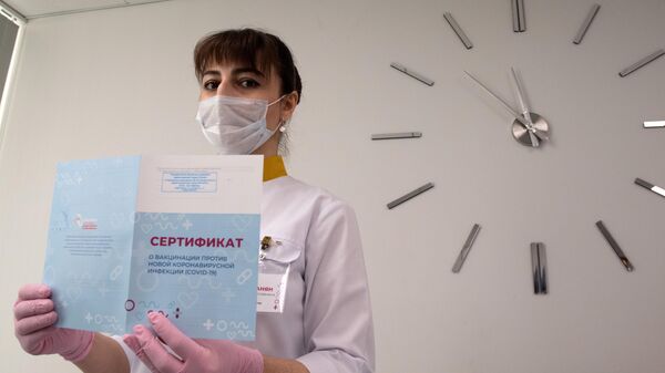 Медработник демонстрирует Сертификат о вакцинации от новой коронавирусной инфекции COVID-19 Медработник демонстрирует Сертификат о вакцинации от новой коронавирусной инфекции COVID-19