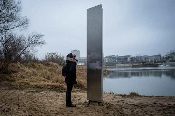 Девушка у металлической стеллы на берегу Вислы в Варшаве Девушка у металлической стеллы на берегу Вислы в Варшаве