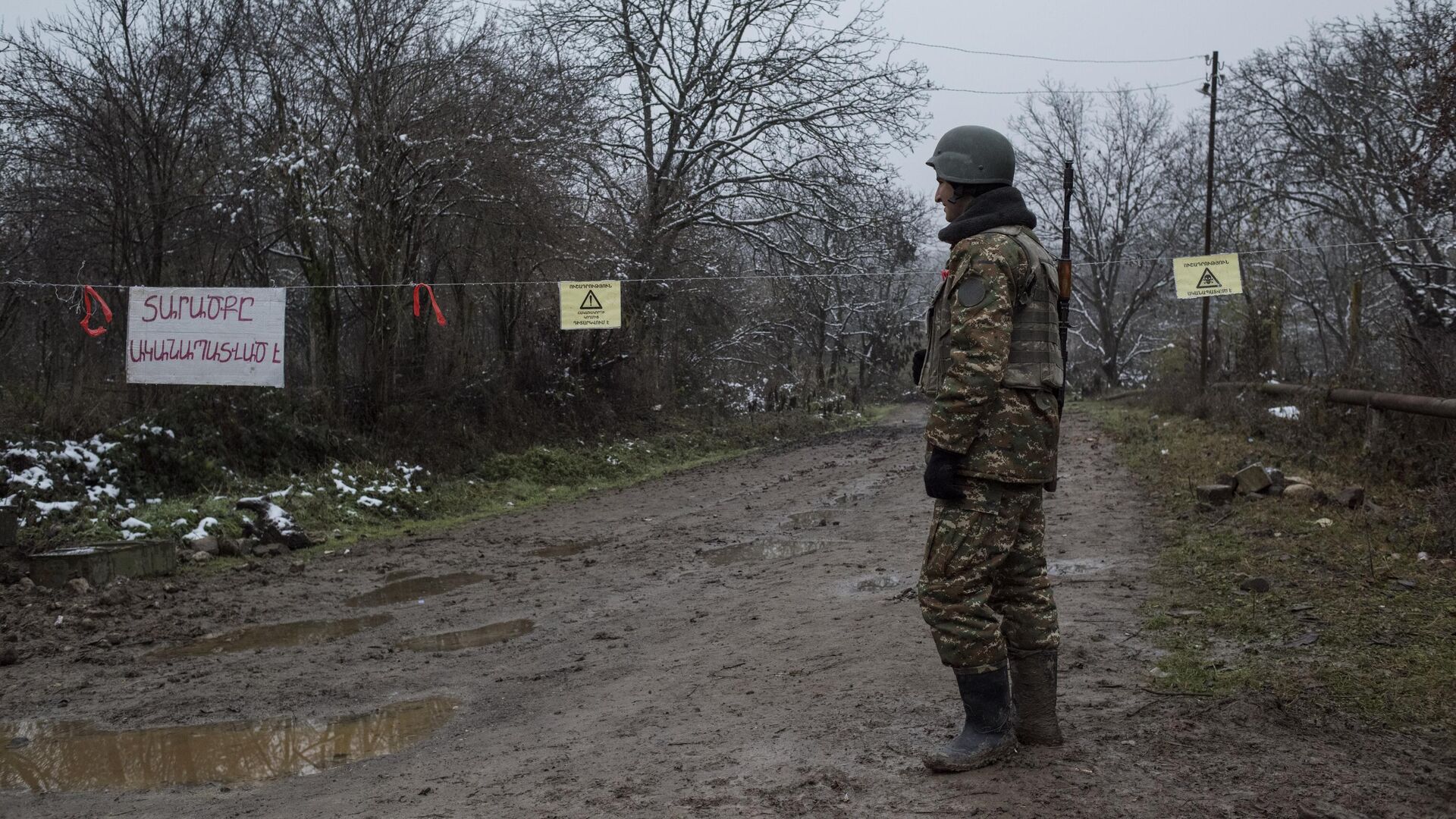 Военнослужащий армии обороны непризнанной Нагорно-Карабахской республики в селе Тагавард Мартунинского района в Нагорном Карабахе Военнослужащий армии обороны непризнанной Нагорно-Карабахской республики в селе Тагавард Мартунинского района в Нагорном Карабахе - РИА Новости, 1920, 02.01.2021