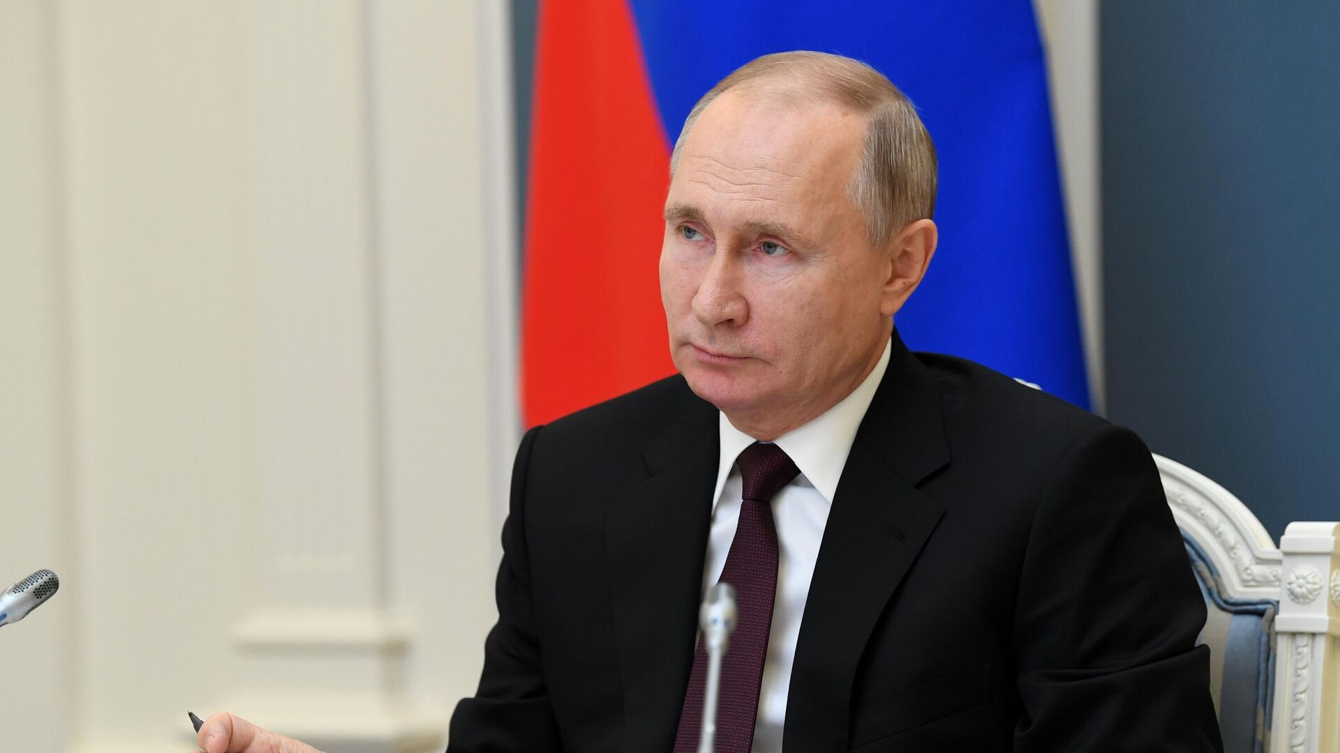 Путин призвал расширить возможности для работы в электронном виде