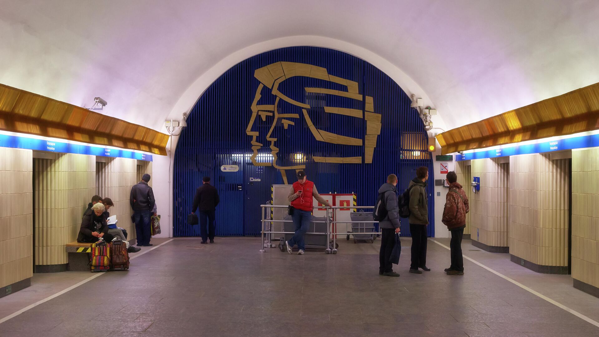 В Петербурге восстановили движение метро  на трех станциях