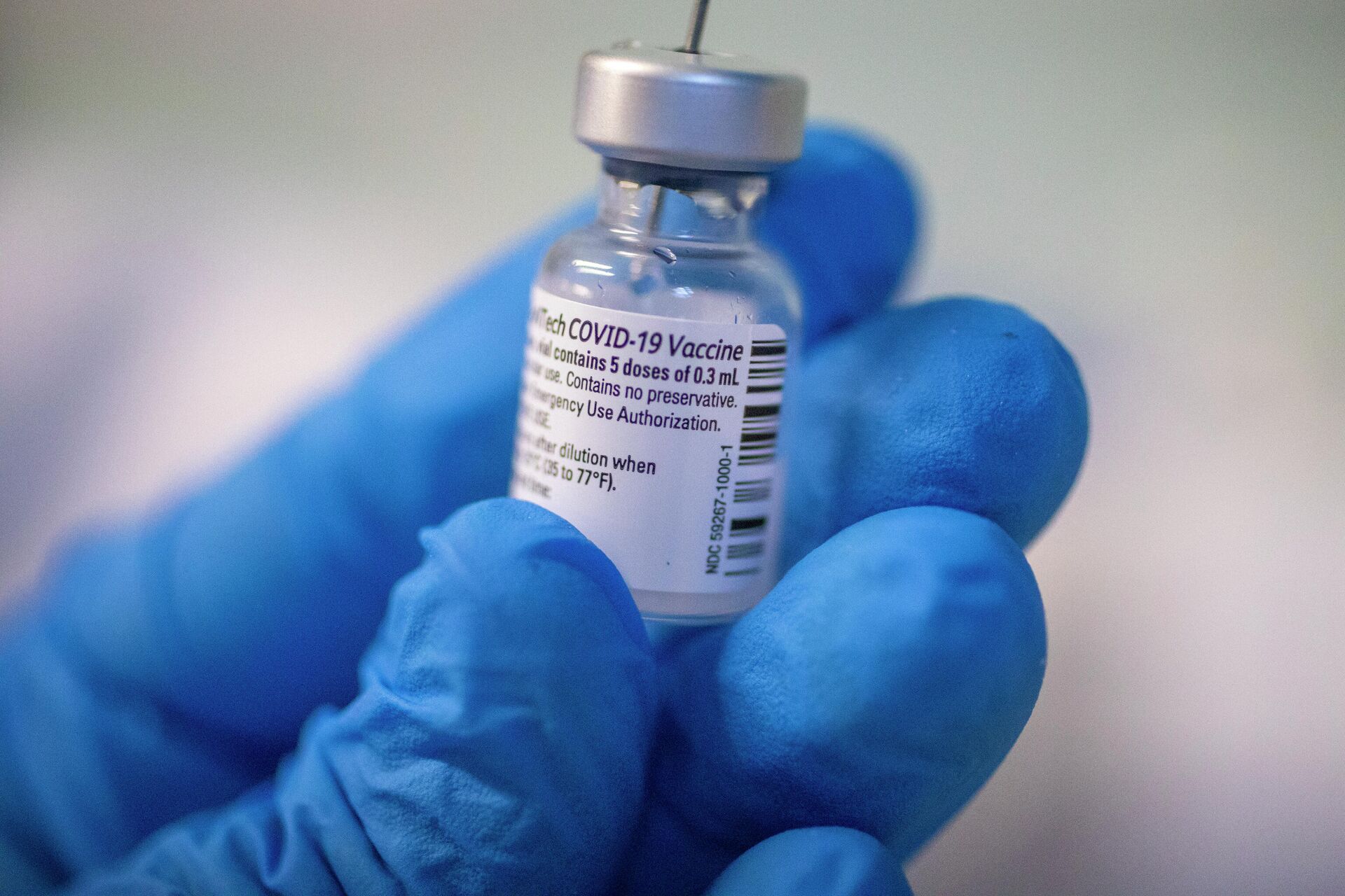 Флакон с вакциной от COVID-19 компаний Pfizer и BioNTech Флакон с вакциной от COVID-19 компаний Pfizer и BioNTech - РИА Новости, 1920, 16.01.2021