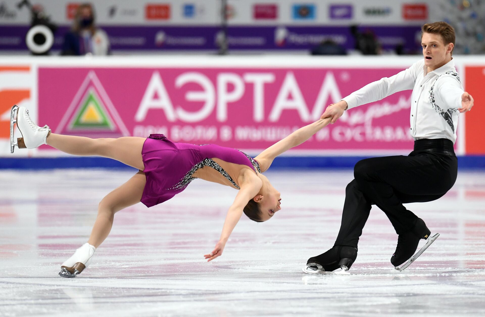Александра Бойкова и Дмитрий Козловский выступают с произвольной программой в соревнованиях среди пар на чемпионате России по фигурному катанию в Челябинске. Александра Бойкова и Дмитрий Козловский выступают с произвольной программой в соревнованиях среди пар на чемпионате России по фигурному катанию в Челябинске. - РИА Новости, 1920, 26.12.2020
