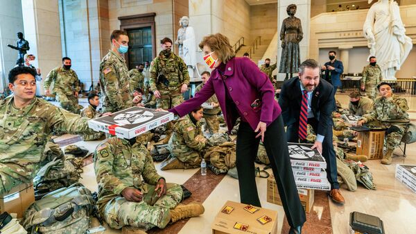 Член палаты представителей США Вики Хартцлер и Майкл Уолтц угощают пиццей военнослужащих Национальной гвардии в здании Капитолия в Вашингтоне Член палаты представителей США Вики Хартцлер и Майкл Уолтц угощают пиццей военнослужащих Национальной гвардии в здании Капитолия в Вашингтоне