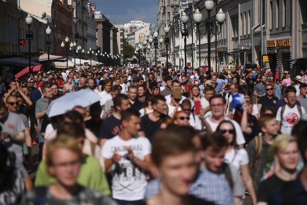 Отдыхающие гуляют по улице Старый Арбат в Москве Отдыхающие гуляют по улице Старый Арбат в Москве