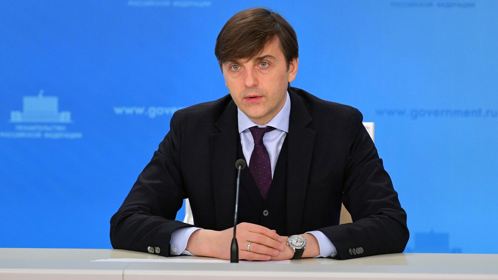 Министр просвещения РФ Сергей Кравцов во время брифинга в Доме правительства РФ Министр просвещения РФ Сергей Кравцов во время брифинга в Доме правительства РФ - РИА Новости, 1920, 05.03.2021