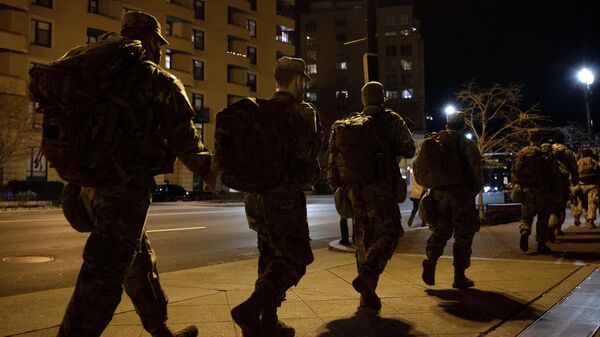 Военнослужащие Национальной гвардии на одной из улиц неподалеку от здания Капитолия в Вашингтоне Военнослужащие Национальной гвардии на одной из улиц неподалеку от здания Капитолия в Вашингтоне